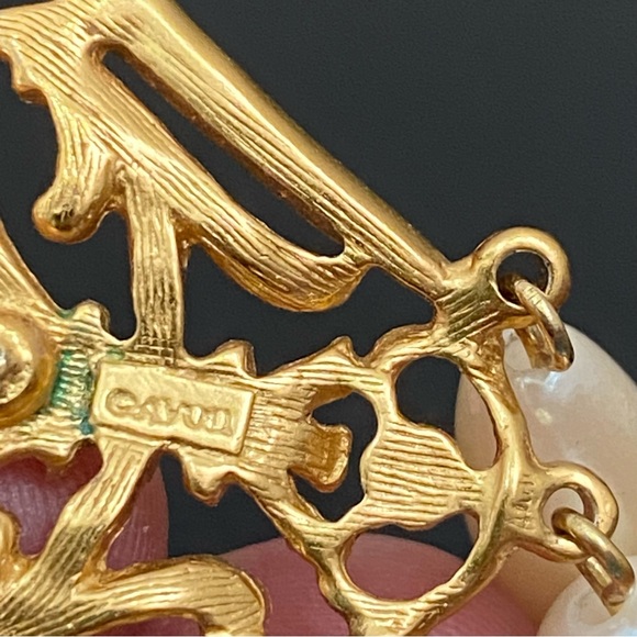 Vintage AVON Gold-tone Crest Victorian Revival Faux Pearl Drop Dangle Earrings - Picture 12 of 12